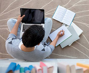  Un estudiante escribiendo un ensayo.